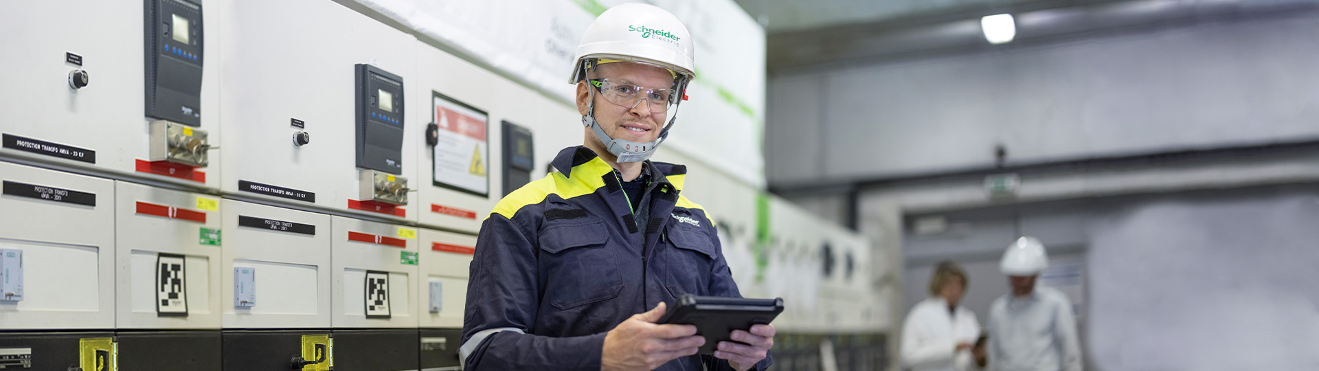 technician providing infrastructure management service